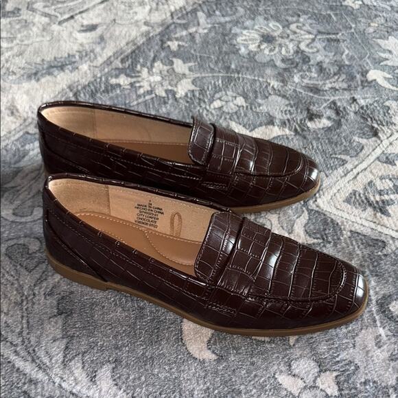 Old Navy 7 Glossy Brown Crocodile-Embossed City Loafers - Picture 2 of 9